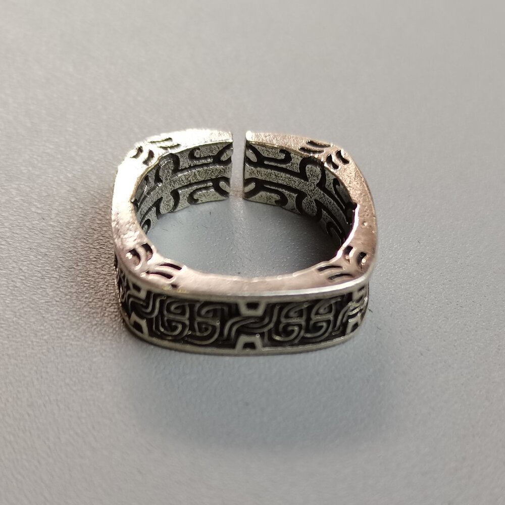 Second-hand women's vintage rings